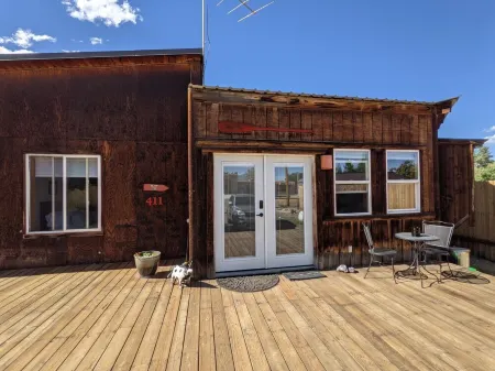 Calamity Jane's Hideaway 1-Bedroom, 1-Bath, Huge Deck, Close to Main Street