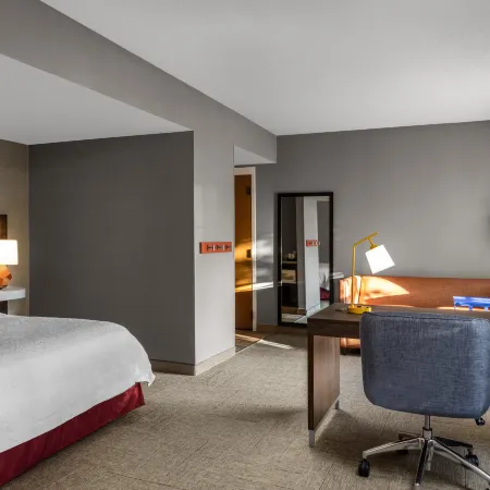 Hampton Inn & Suites State College at Williamsburg Square