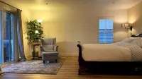 Golf course house with 2 master bedrooms Hotels in Fontana