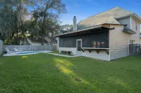 Spacious 4 Bedrooms with PRIVATE POOL & enclosed PATIO between Downtown & Tybee