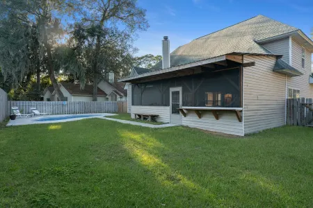 Spacious 4 Bedrooms with PRIVATE POOL & enclosed PATIO between Downtown & Tybee