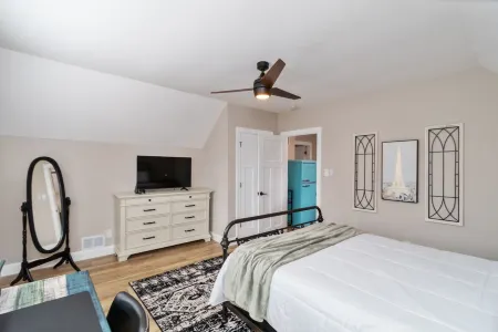 Welcome to the Boar's Nest, walking distance to Noblesville town square