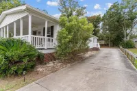 Kimmie's Place- 6 mins to Beach, Pet Friendly, Entertainers dream! Sunset Beach Waterfront Park附近的飯店