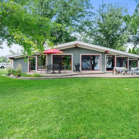 Luxury on the Lake: Southwest Michigan Retreat!