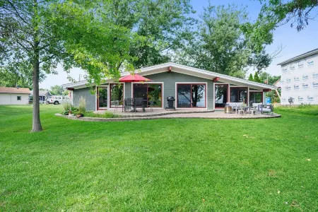 Luxury on the Lake: Southwest Michigan Retreat!