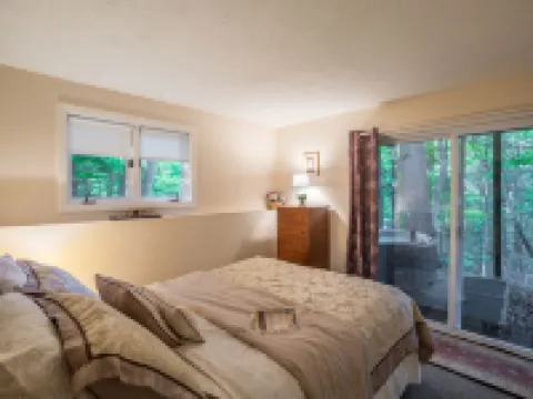 Resort home with Private hot tub , fireplace, pools, pond, WIFI Hotels in Campton