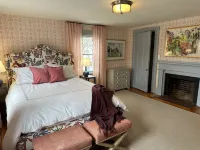 Historic Charm with modern amenities in Exeter, NH. 3 Bedrooms & Walk to town 엑세터 호텔
