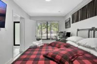 Pool house near the Beach. We’re pet-friendly! Hotels near Costco Wholesale