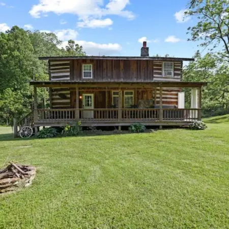 Private, Unique Log Cabin with Hot Tub, 3 Br,2 Bath. Sleeps 6.