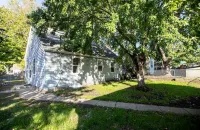Hot tub, Selfie Wall, 5 min to Mall of America & Airport Hotels near Speedway