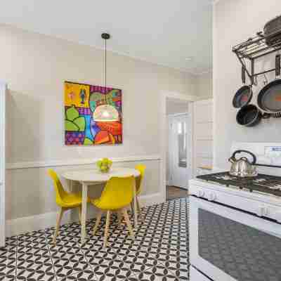 Artful Escape • Minutes to Salem, Beach and Train to Boston • Private Parking Others