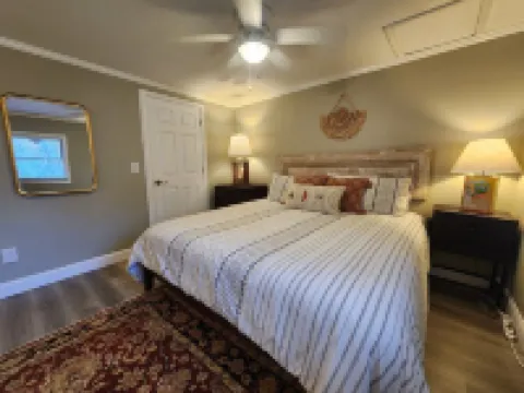 Cozy and Private Gem Cabin in the Smoky Mtns of NC, dog friendly,  great views! Hotels in Cowee