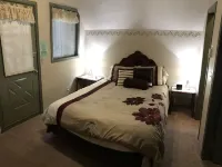2-Story Chalet, clean, 3Br / 2Ba in Snowline, best rates, WiFi and Hot Tub Hotels in Glacier