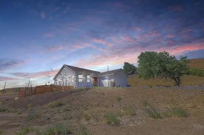 Rustic retreat for the whole family! HOT TUB, game room. SLEEPS 16+ Valley VIEWS Hoteles cerca del BOWERS FIELD