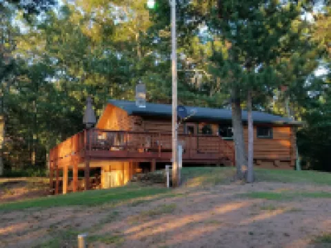 Log Home on Leader Lake- Quiet and Beautiful Sand Bottom Lake, Swim Fish Paddle