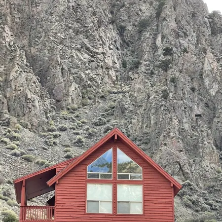 Charming cabin retreat near the picturesque Sevier River and Piute ATV trail.