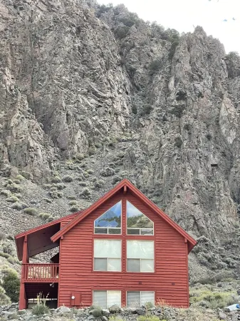 Charming cabin retreat near the picturesque Sevier River and Piute ATV trail.