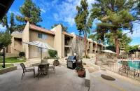 Hello Scottsdale! Heated pool-Walk to Scottsdale Fashion Square! Hotels near Scottsdale Stadium