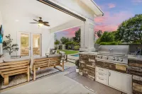 Backyard Resort • Heated Pool • Cabana • Outdoor Kitchen • Near Old Town