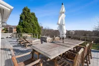 NEW LISTING - Newly Renovated Beach Home - Short Walk to Beach and Town