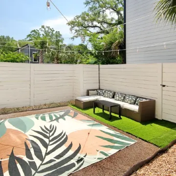 2 bedroom 2 bath Modern Luxury Townhome near Marshwalk