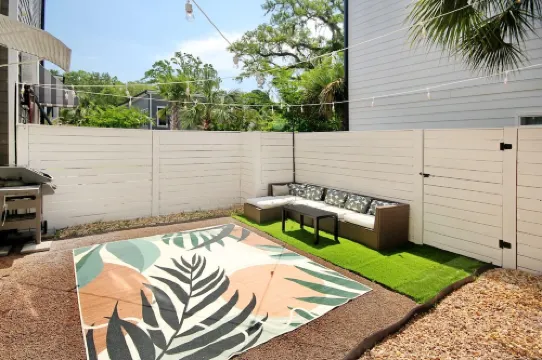 2 bedroom 2 bath Modern Luxury Townhome near Marshwalk