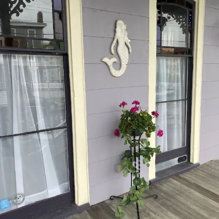 One Bedroom flat 1 block from Beach & 3 blocks from Washington Square