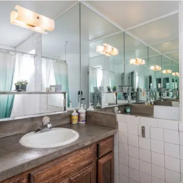 Cozy, modern Pearl St. condo. Ideal location!