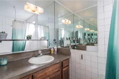 Cozy, modern Pearl St. condo. Ideal location!