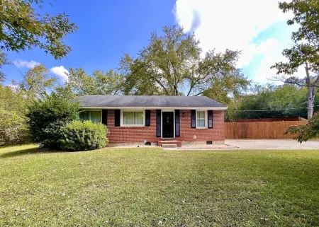 3 BR renovated home, near downtown Raleigh, privacy fenced backyard!