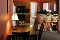 6 Bedroom Cottage Retreat with Conneaut Creek access