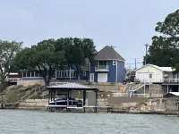 Lake Granbury Cottage, Just steps from the historic square!