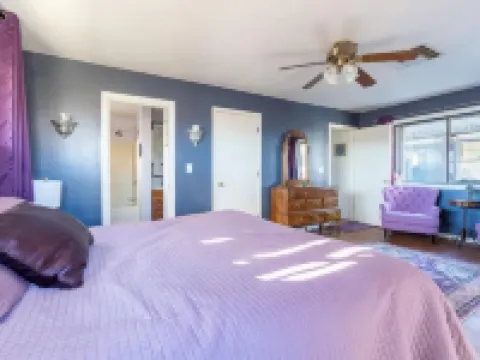 Large country home with 3 rooms and 3 baths Hotels in Lone Pine