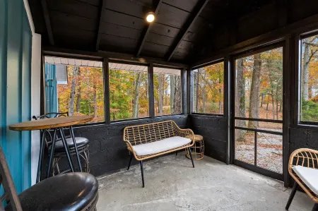 Beautiful cabin just seconds from Dale Hollow Lake!