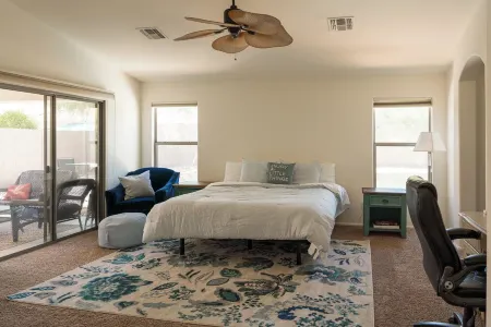 Airy Oasis Sleeps 8- Pool, Spa & Pool Table Отели в г. Сюрпрайз