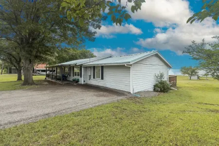Charming Lake Front Home Fishing Dock Fire Pit Kayaks