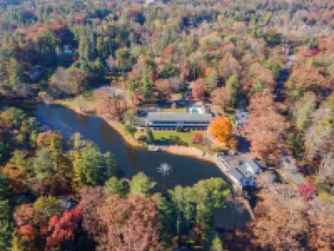 Cozy 1-bedroom condo in charming Flat Rock. Hoteles en Flat Rock