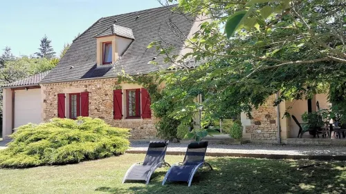 Périgourdine gîte (air-conditioned) 5kms from SARLAT, enclosed grounds.