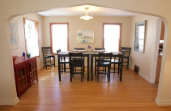 Jefferson Garden Cottage Central Salem. We'd Love to Host Your Family & Friends.