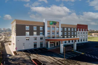 Holiday Inn Express & Suites Hollister