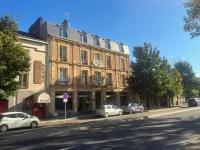 Hôtel Bar restaurant Couleurs Sud Hôtels à proximité de : Relais de la Poste aux Chevaux de Launois-sur-Vence