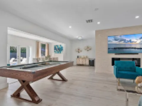 4BR Oasis w/heated pool & arcade!  Pet friendly, groups, couples & families! Hotels in Golden Glades