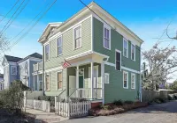 Starland District - Spacious 2-Bedroom Haven Hotels in Midtown Savannah