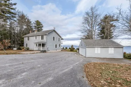 Lakefront Retreat | Sleeps 10 | Private Beach