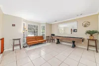 Stafford Hay-Day Farmhouse, 5 Bedrooms with Pool Table and Covered Private Pool