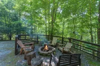 Hot Tub+Fire Pit, Fireplace, Grill, WiFi, Resort Access, Pet Friendly, Skiing!