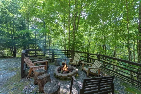Hot Tub+Fire Pit, Fireplace, Grill, WiFi, Resort Access, Pet Friendly, Skiing!
