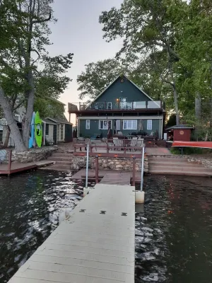 🌅A Lakefront Sunrise retreat for Couples or Families🌅 Hotel in zona Markham Meadows Campground