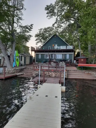 🌅A Lakefront Sunrise retreat for Couples or Families🌅