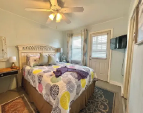 LOCATION! pet friendly! Oceanfront building! Free Parking! Walk everywhere!! Hotels near Dewey Beach